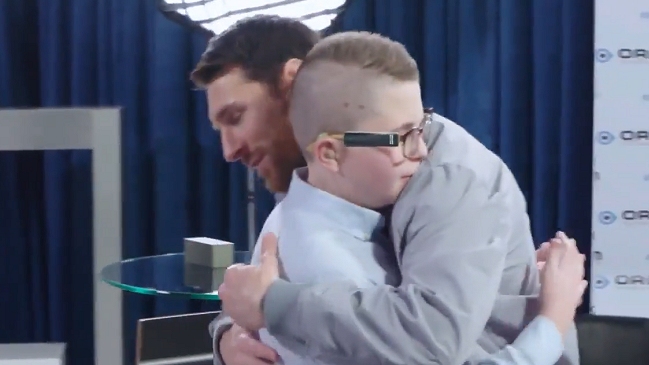 Lionel Messi sorprendió a un niño invidente en publicidad de anteojos tecnológicos