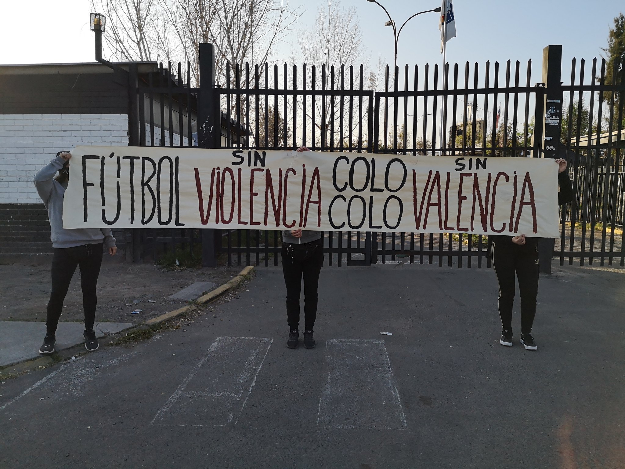 Mujeres pidieron la salida de Leonardo Valencia de Colo Colo en las afueras del Monumental