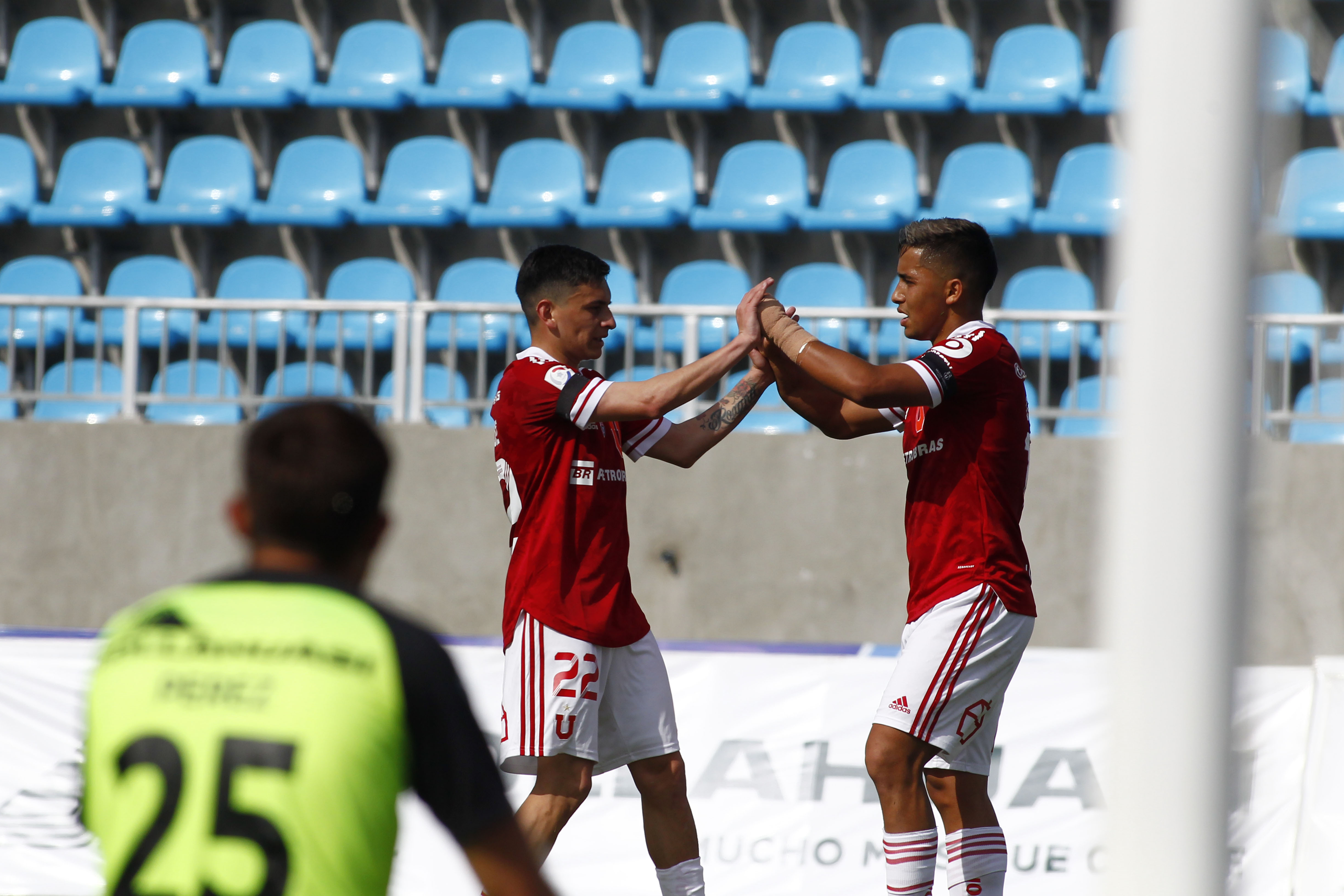 Guerra aumentó ventaja de la U sobre Iquique gracias a notable asistencia de Montillo