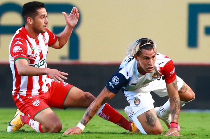 El VAR castigó a Juan Delgado que fue expulsado en caída de Necaxa ante Chivas