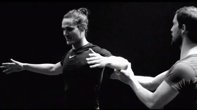 Edinson Cavani cambió el fútbol por el ballet por un día e invitó a inscribirse a escuela de danza