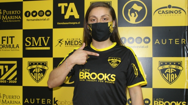 Yarella Torres se convirtió en la primera futbolista con contrato profesional en Fernández Vial