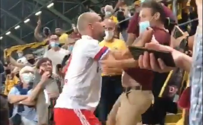 A lo Eric Cantona: Jugador de Hamburgo subió a las tribunas para agredir a un hincha
