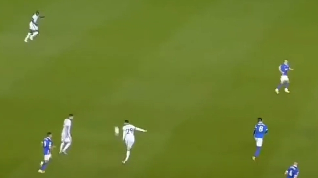 Ex compañero de Aránguiz fue troleado por horripilante pase en su estreno con Chelsea