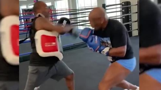Mike Tyson falló en el guanteo y golpeó a su entrenador