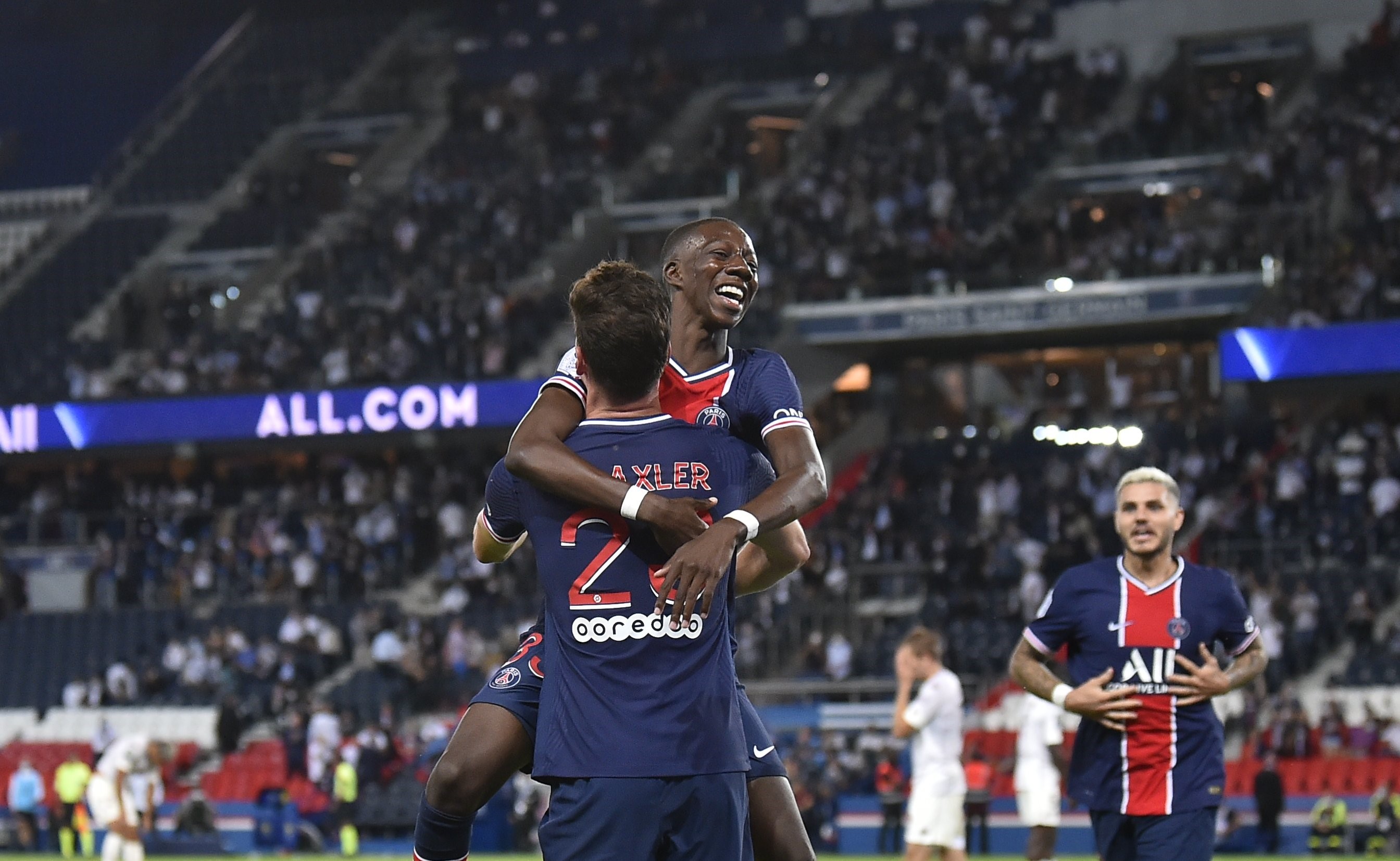 PSG logró en la agonía su primer triunfo de la temporada al batir a Metz