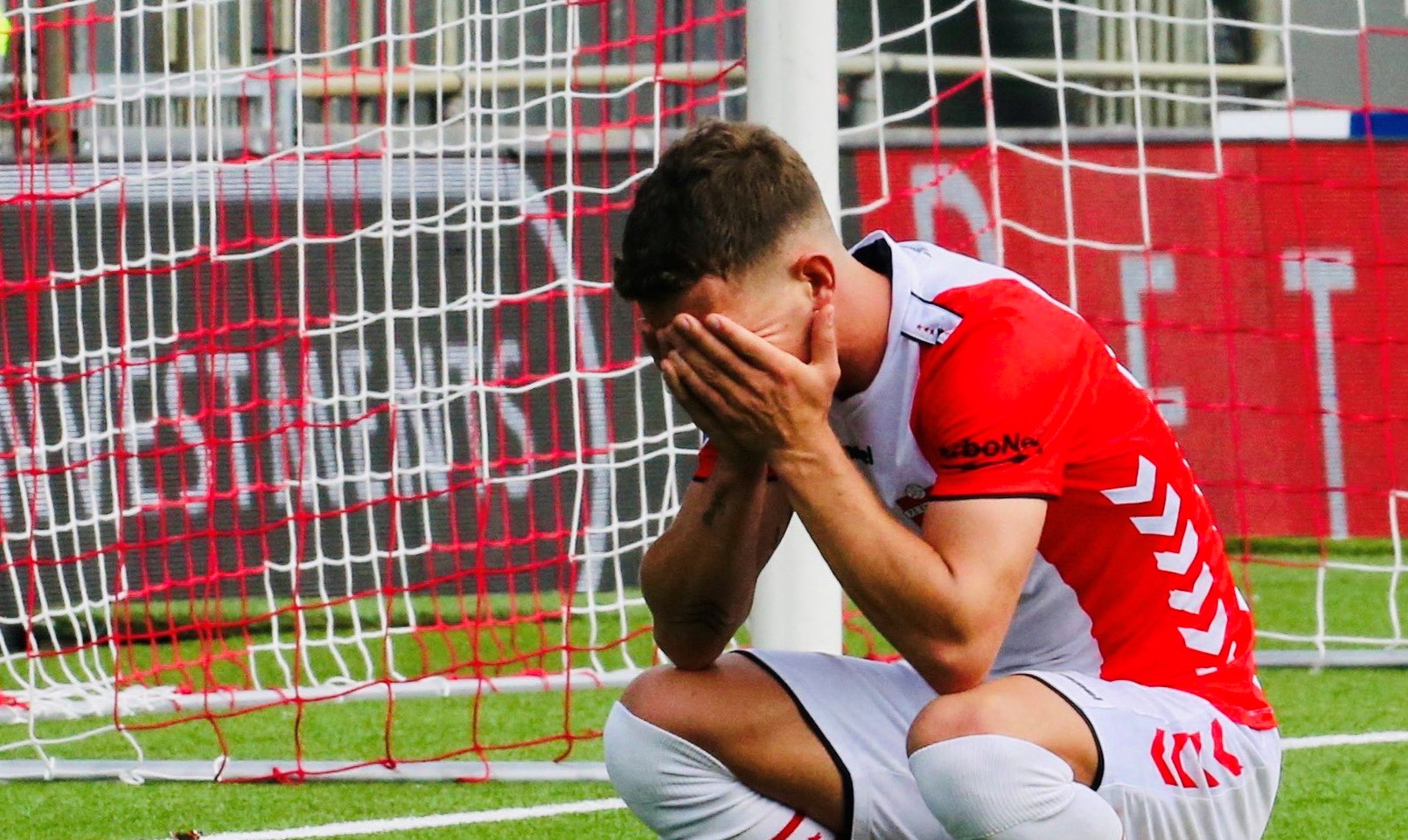 Prohibieron a una juguetería erótica patrocinar camisetas de un club holandés