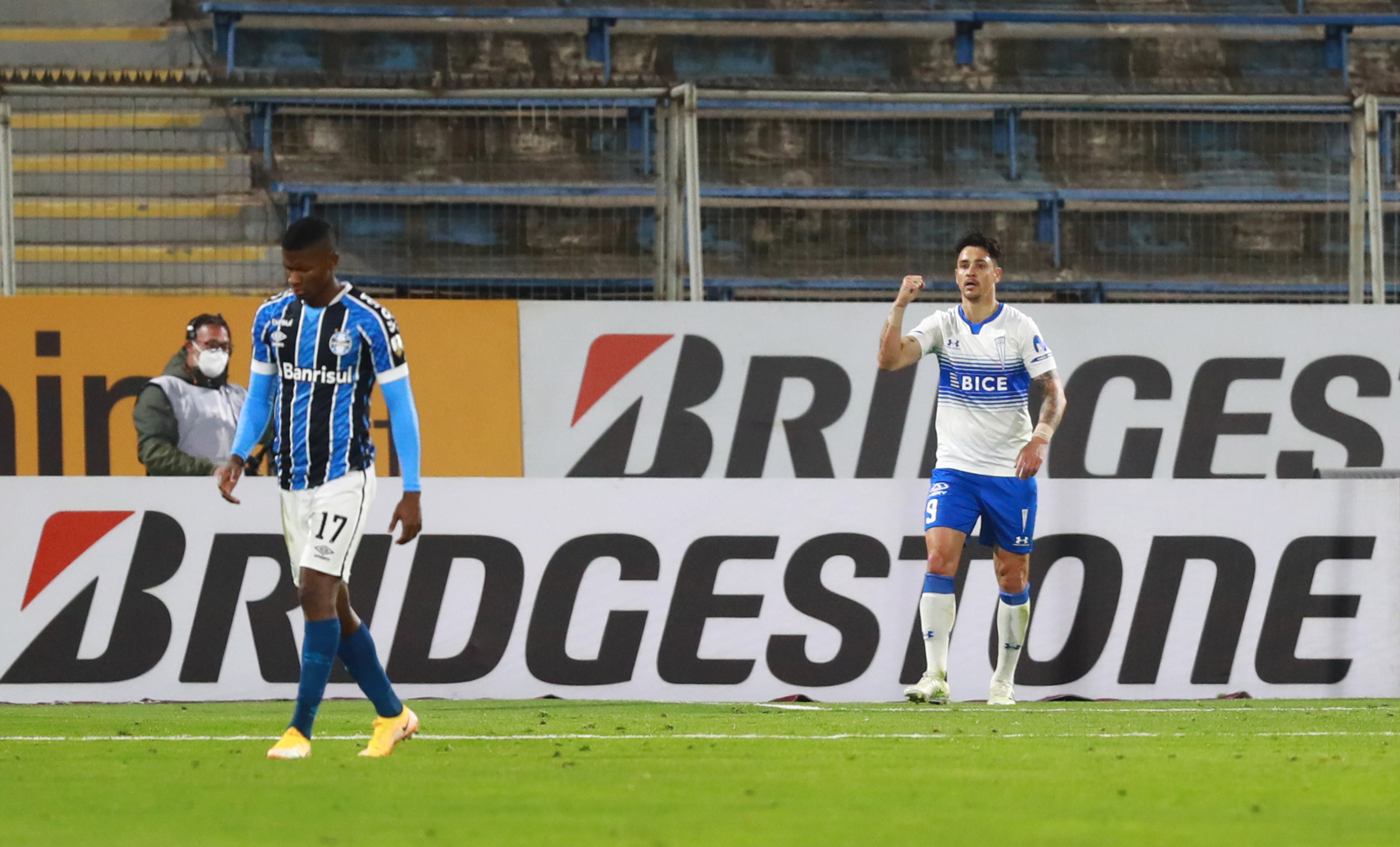 Universidad Católica golpeó primero ante Gremio con un zurdazo de Fernando Zampedri