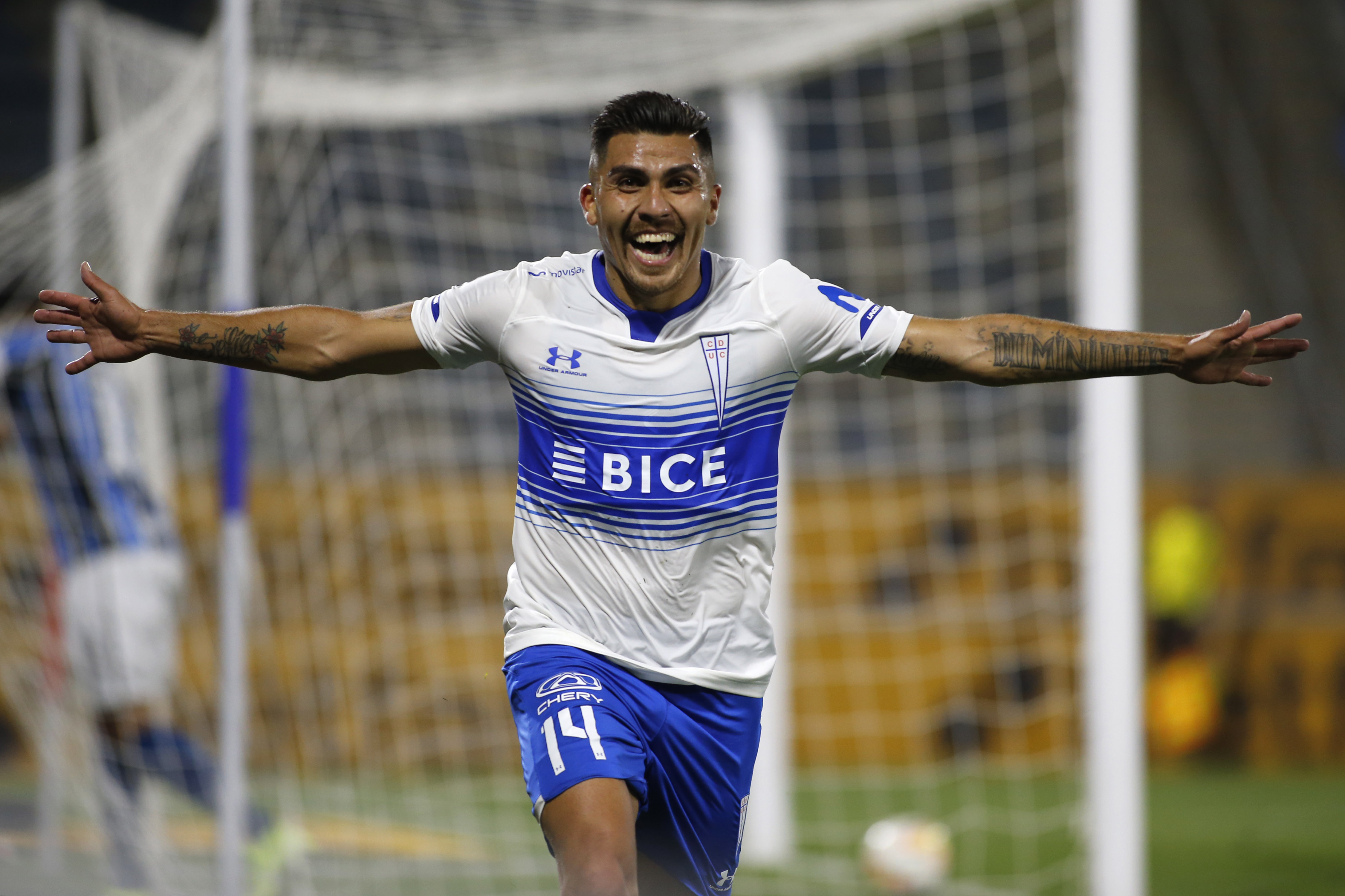 César Pinares se sacó al portero de Gremio con un sombrerito y aumentó la ventaja de la UC