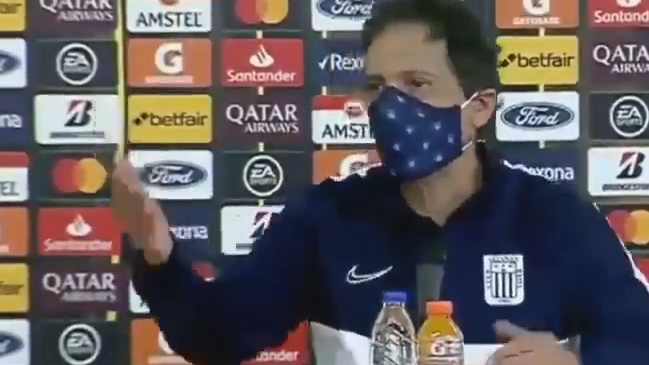 Periodista contestó su teléfono e indignó a Mario Salas durante una conferencia