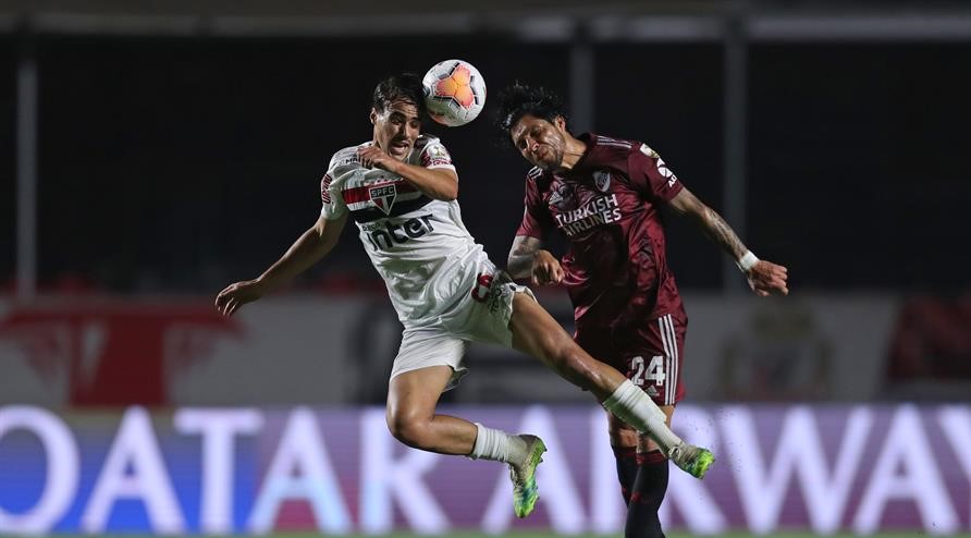 Sao Paulo se encomendó a los autogoles y salvó un empate ante River Plate en Copa Libertadores