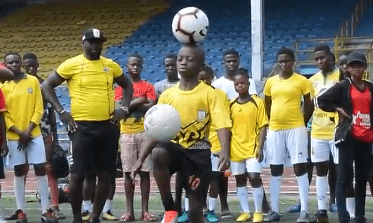 Eche Chinonso, el niño que es gran novedad en el libro de los Record Guinness por sus 111 toques de balón