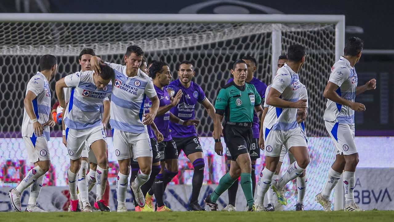 ¡Le pegó con los dos pies! El penal que desató polémica en triunfo de Cruz Azul sobre Mazatlán