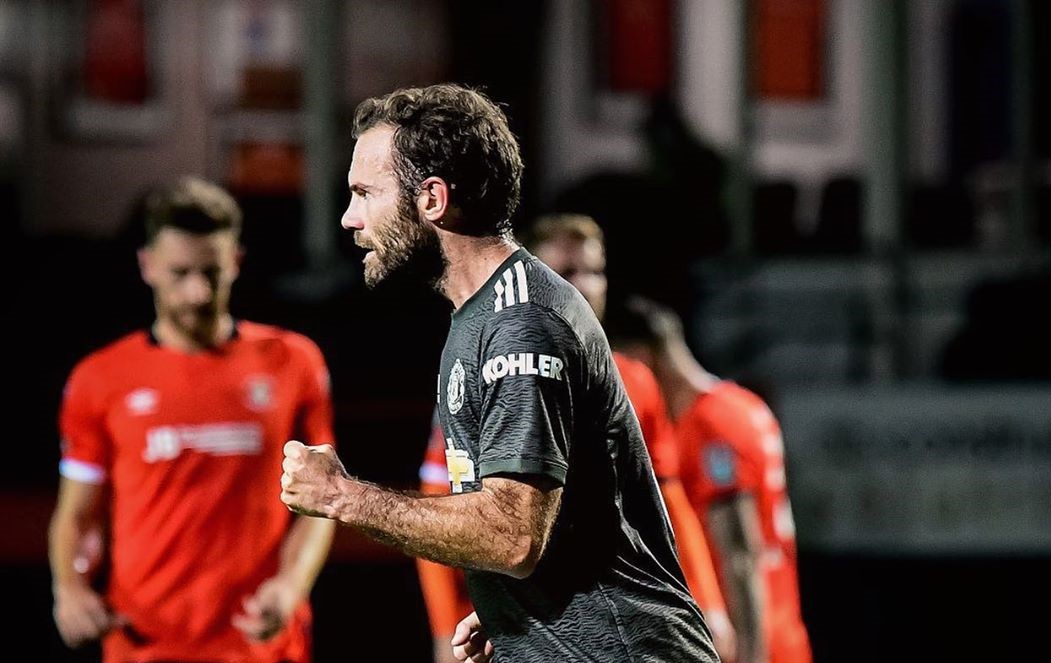 Manchester United batió a Luton Town y avanzó a octavos de final en la Copa de la liga inglesa