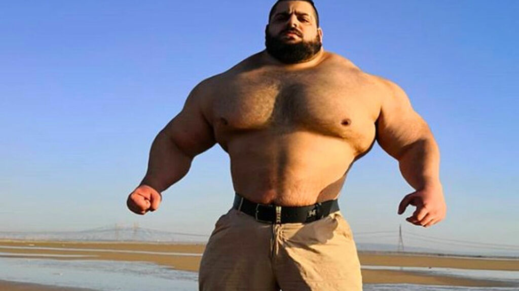 El “Hulk iraní” mostró su fuerza doblando una sartén