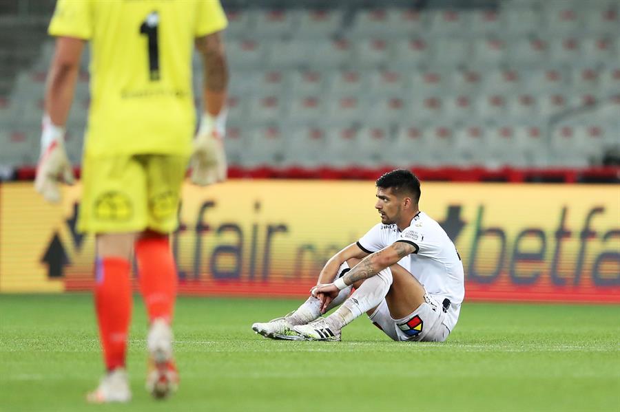 Los autogoles de Campos y Suazo fueron mazazos para Colo Colo ante Atlético Paranaense