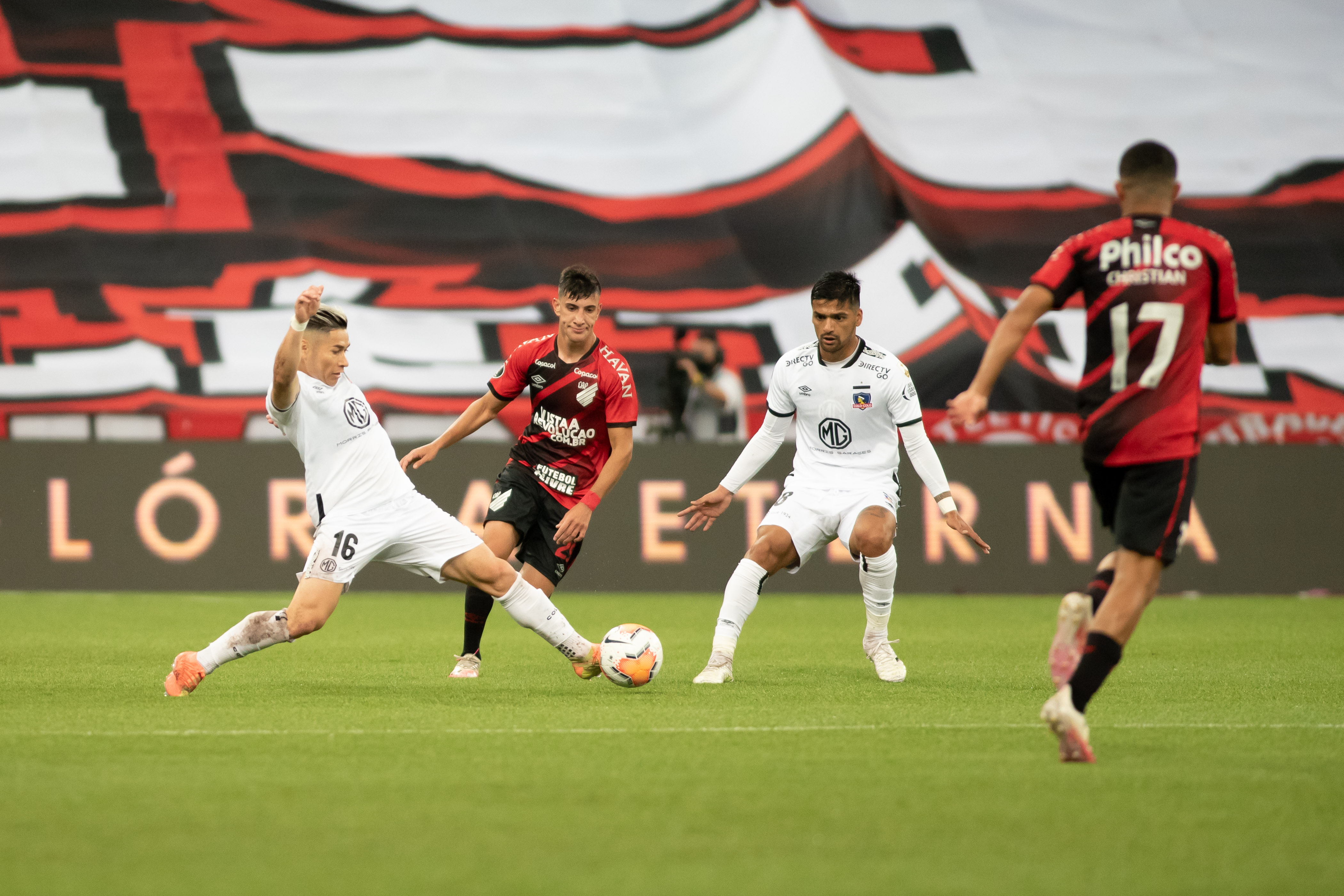 Colo Colo sufrió con errores propios y falló en su reacción frente a Atlético Paranaense en Brasil