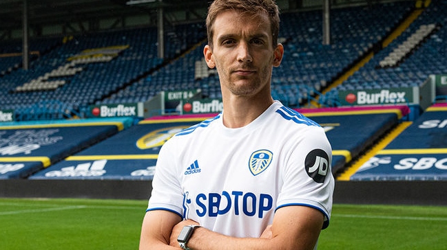 Leeds United oficializó el fichaje del defensor Diego Llorente