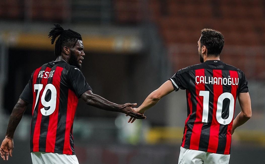 AC Milan remontó con golazos y avanzó a la fase final de la ronda previa en Europa League