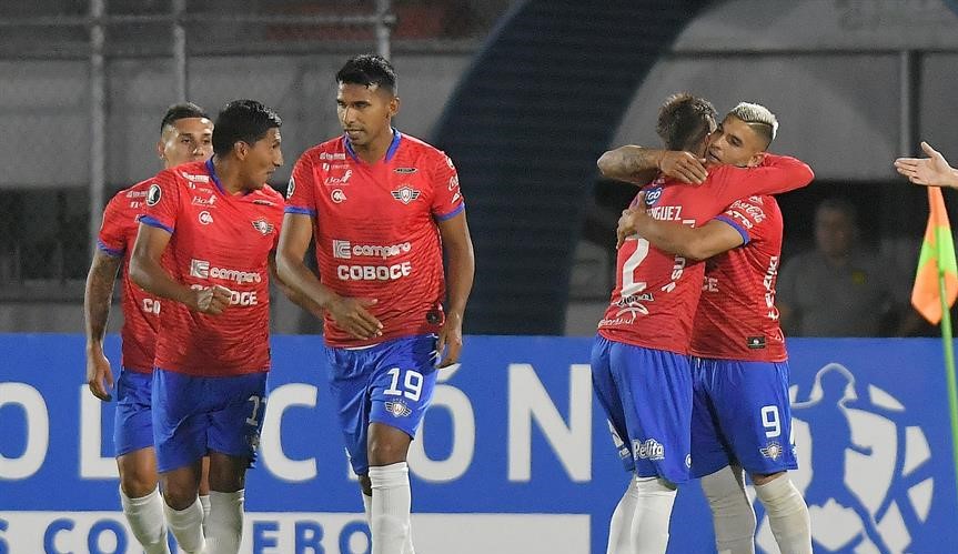 Jorge Wilstermann derrotó a Peñarol y desplazó a Colo Colo en el Grupo C de la Libertadores