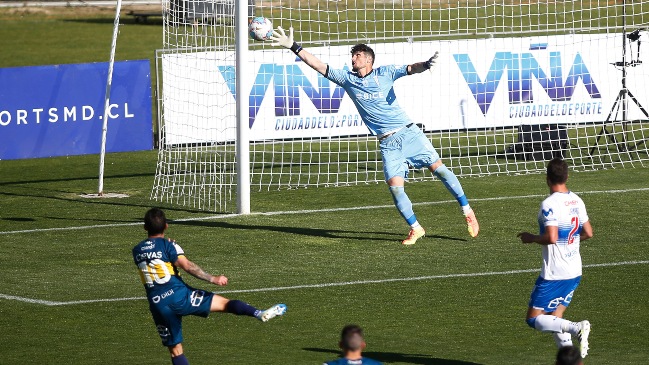 Cuevas marcó un golazo de zurda para el empate de Everton ante la UC con suspenso por el VAR