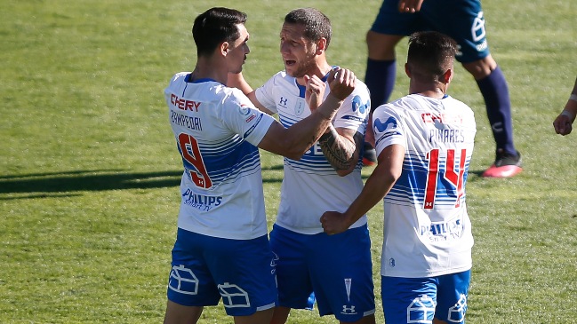 Luciano Aued selló la igualdad de la UC ante Everton con un certero penal