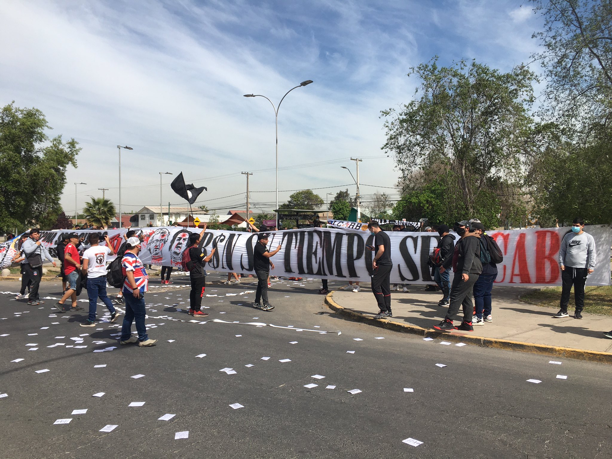 Hinchas de Colo Colo protestaron contra Blanco y Negro en las afueras del Estadio Monumental