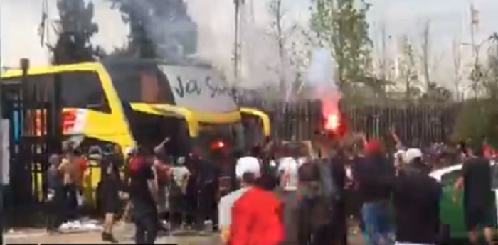La despedida de los hinchas al plantel de Colo Colo previo al viaje a Uruguay