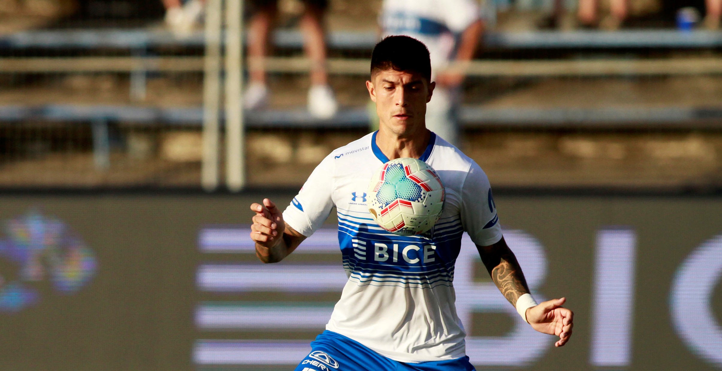 Por poco no viaja: El problema que sufrió Valber Huerta antes de partir con la UC a Brasil