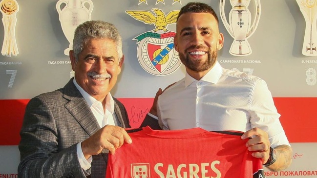 Benfica presentó a Nicolás Otamendi y Manchester City lo despidió luciendo sus títulos