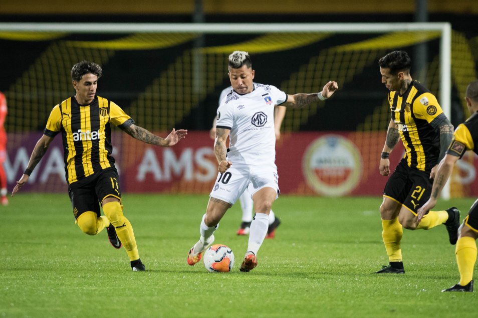 El duro tropiezo de Colo Colo ante Peñarol en el Campeón del Siglo en Montevideo