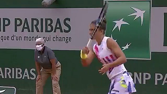 Ex top 5 de la WTA se quiso sumar a la tendencia de servir desde abajo y le salió pésimo