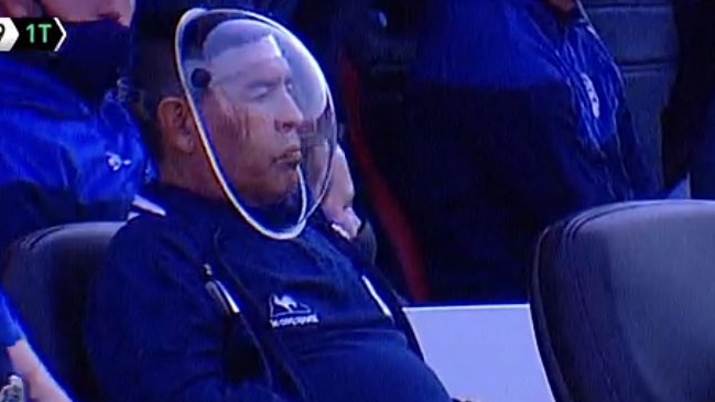 “Modo Buzz Lightyear”: La imagen viral de Maradona durante amistoso de Gimnasia y San Lorenzo
