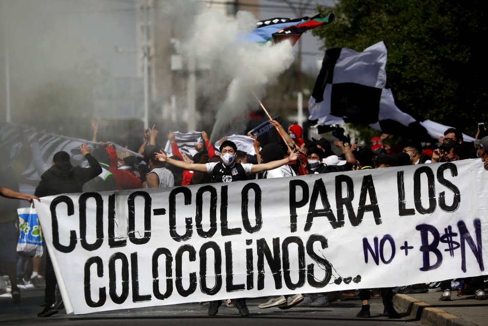Hinchas de Colo Colo protestaron otra vez contra Blanco y Negro en las afueras del Monumental