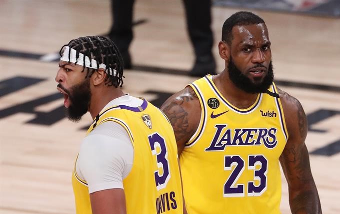 Los Angeles Lakers demostró su poderío y arrasó con Miami Heat en la primera final de la NBA