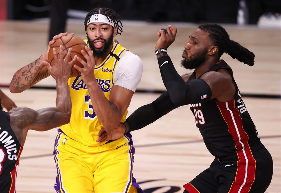 Anthony Davis lideró la ofensiva de Los Lakers en el triunfazo ante Miami Heat en la primera final