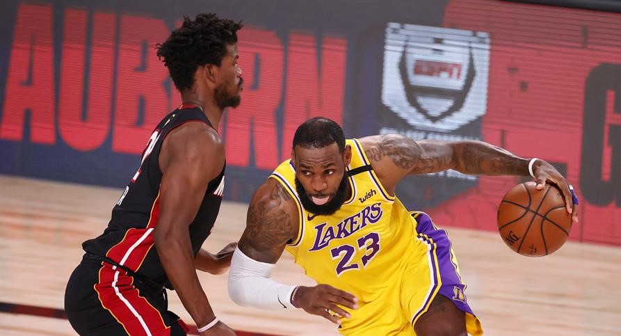 LeBron James le ganó el duelo a Jimmy Butler en la victoria de Los Lakers sobre Miami Heat