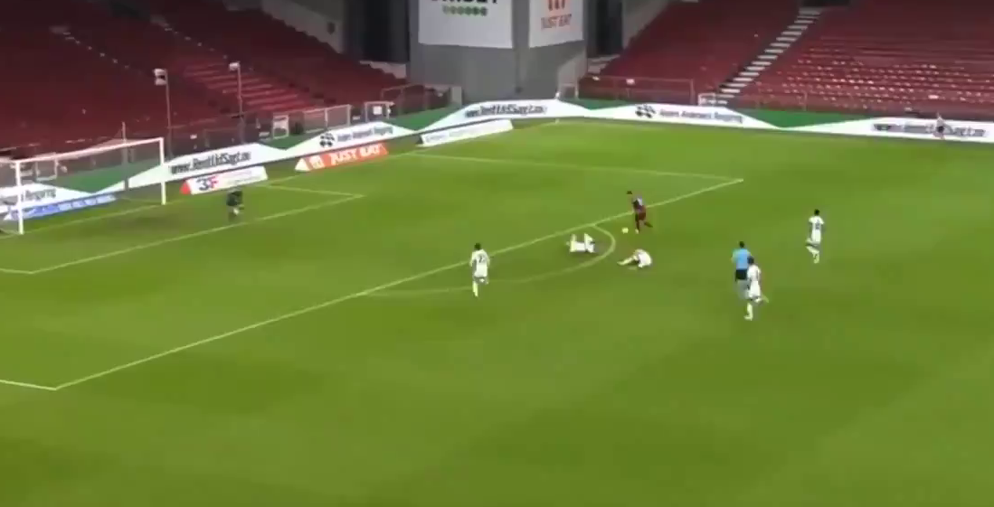 Globito, palo y autogol: la insólita anotación en Europa League que causó furor