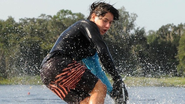 Martín Labra volvió a batir un récord nacional adulto de esquí náutico con solo 14 años
