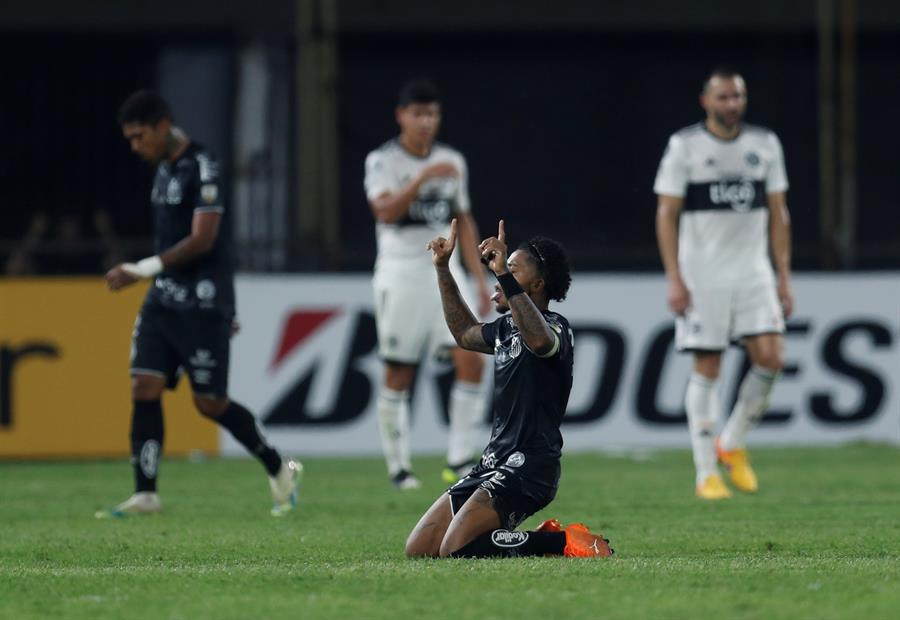Santos aseguró el cupo en octavos de final de la Copa Libertadores tras batir a Olimpia