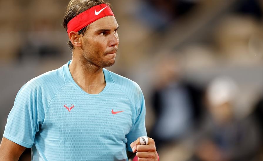 Rafael Nadal arrolló a Stefano Travaglia bajo techo y alcanzó octavos de final en Roland Garros