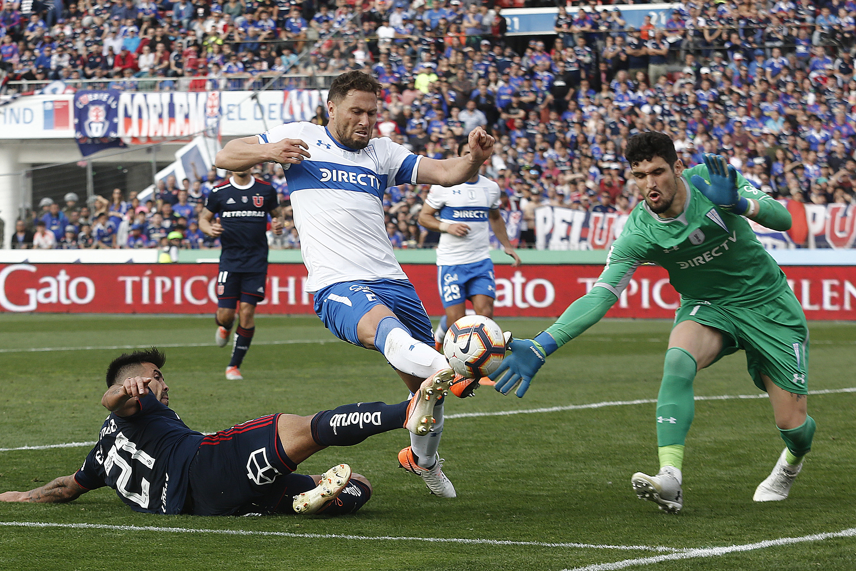 Universidad Católica quiere afirmar su liderato y anular la amenaza de U. de Chile en el clásico estudiantil