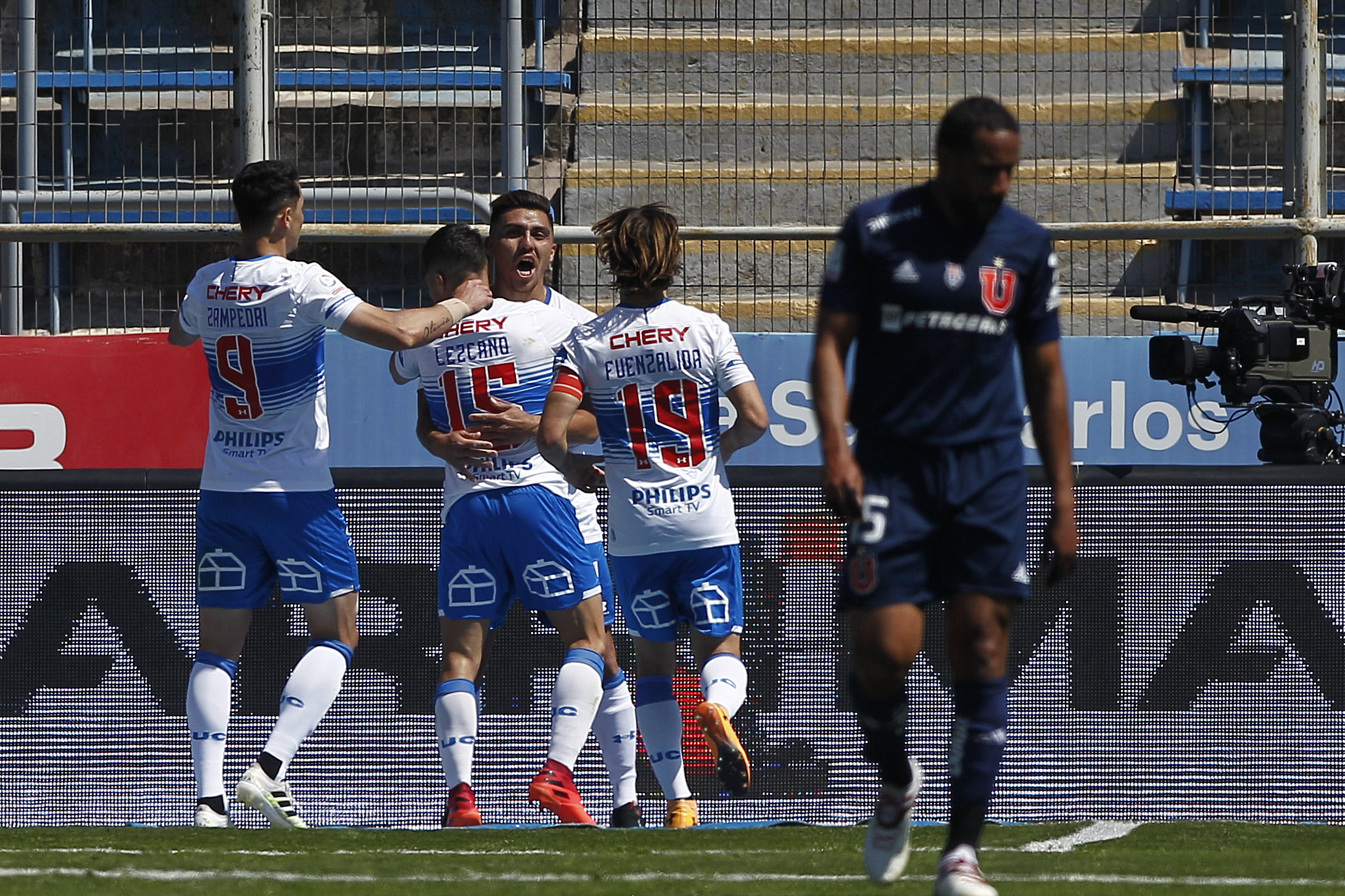 U. Católica afirmó su liderato tras dominar a U. de Chile en el clásico estudiantil