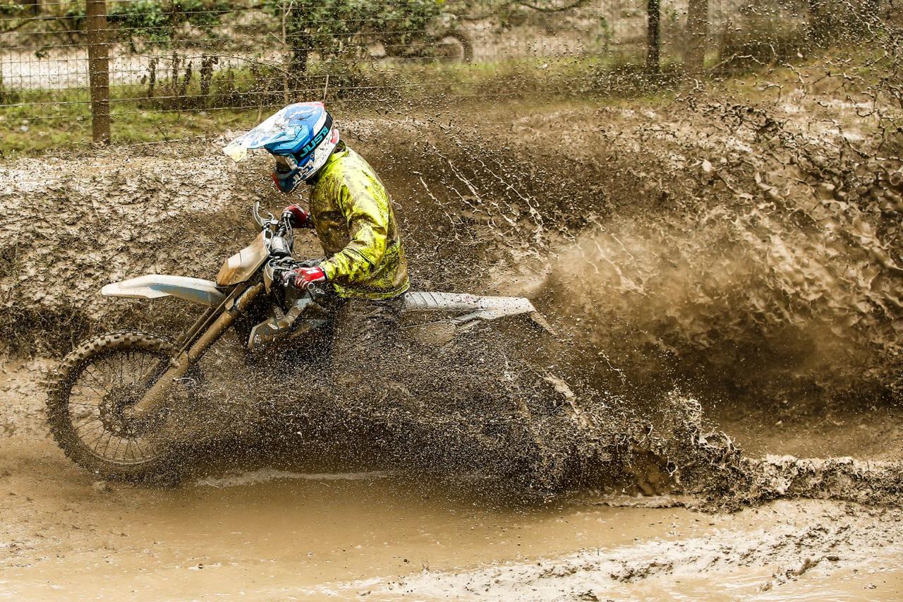 Ruy Barbosa tuvo duro accidente pero logró terminar la carrera en Italia