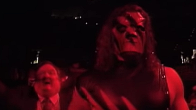 Kane hizo su debut oficial en la WWE un 5 de octubre de 1997