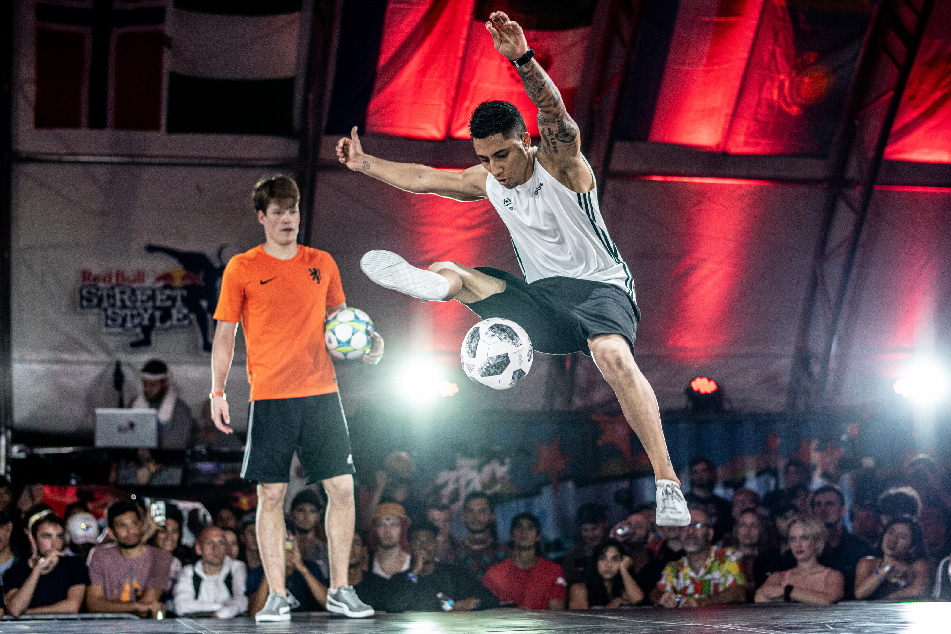 Dos chilenos disputarán este martes su pase a la definición del mundial de fútbol freestyle