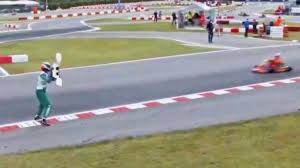 Piloto le lanzó un casco a rival en plena carrera del Mundial de Karting