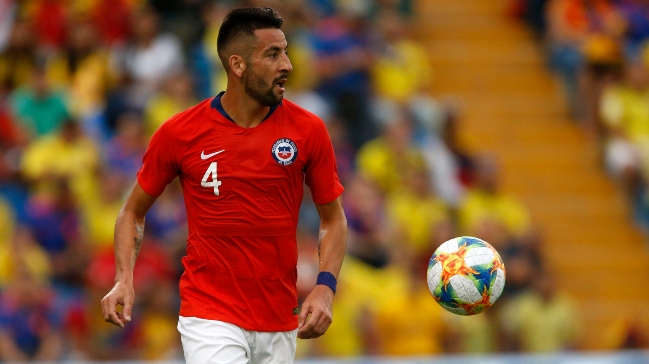 Mauricio Isla dio positivo por coronavirus y quedó descartado para duelo ante Uruguay