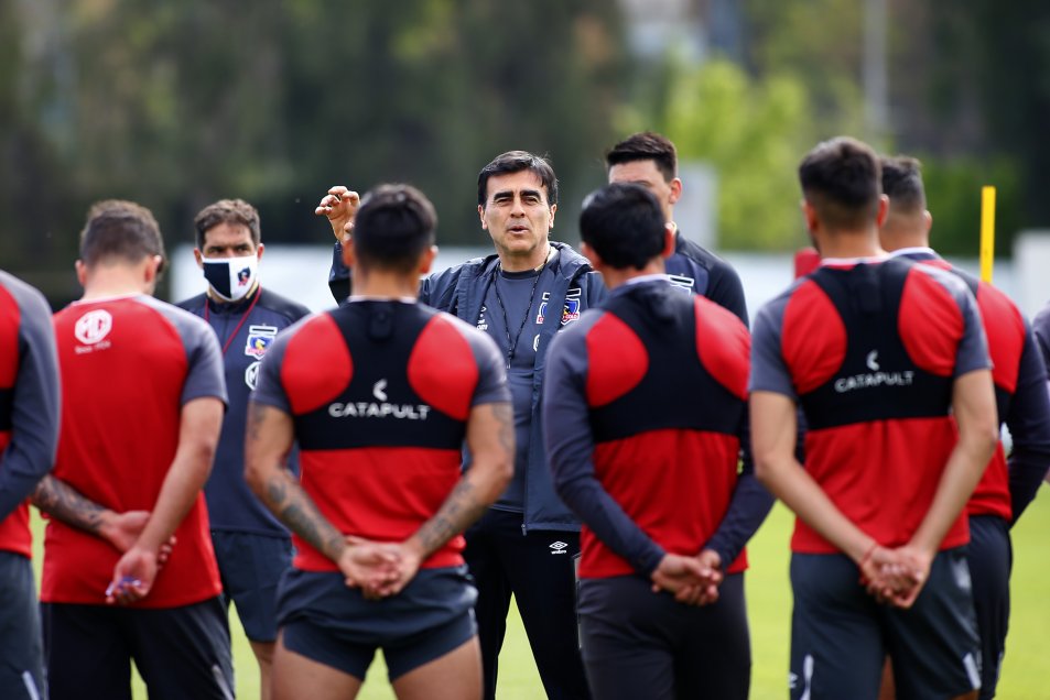 Charla al plantel y presentación: Así fue el primer día de Gustavo Quinteros al mando de Colo Colo