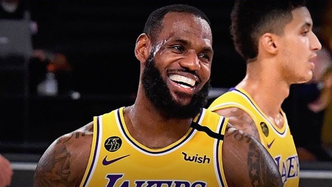 Los Angeles Lakers batió a Miami Heat y quedó a un triunfo del título de la NBA